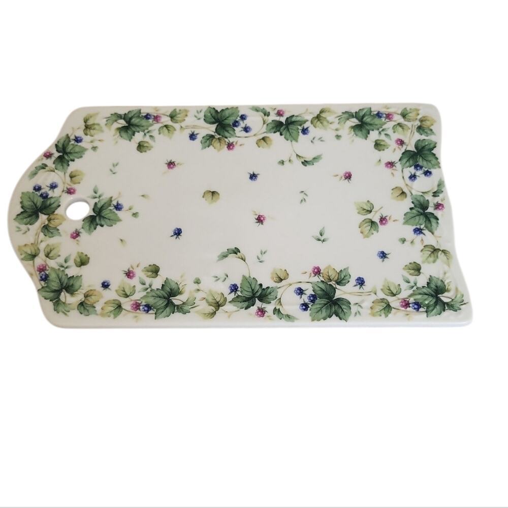 ANDREA BY SADEK Porcelain Cheese Cutting Board Berries Leaves